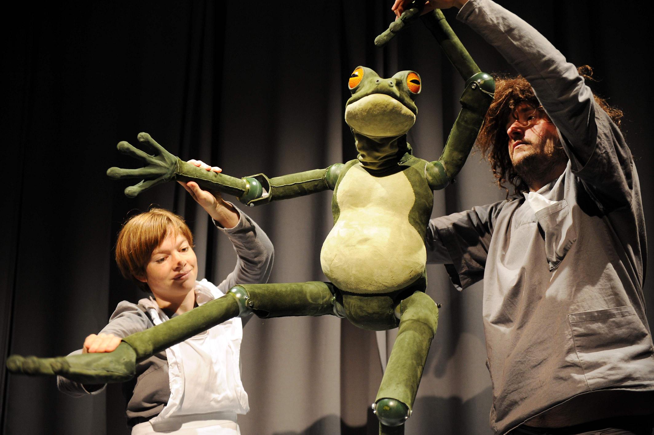 theater_urknall_-_froschkoenig_1.jpg