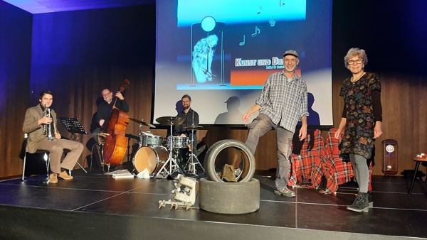 Team MILES ODER DIE PENDELUHR AUS MONTREUX.jpg