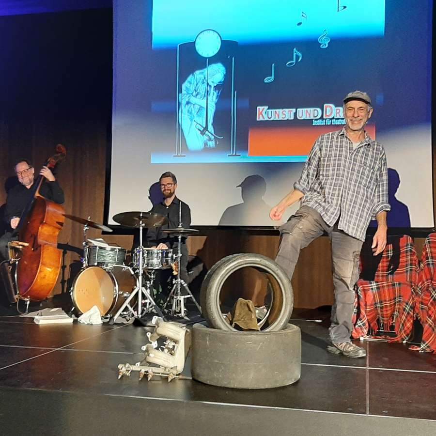 Team MILES ODER DIE PENDELUHR AUS MONTREUX.jpg