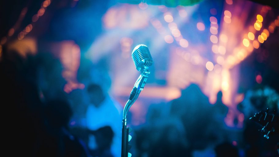 Mikrofon Mitten Im Raum Cbruno Cervera Unsplash E1580487961158 910X511