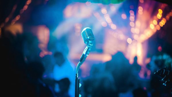 Mikrofon Mitten Im Raum Cbruno Cervera Unsplash E1580487961158 910X511